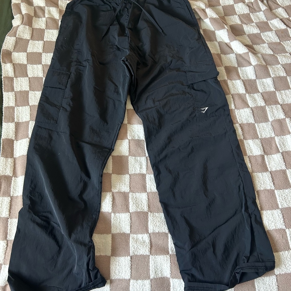 Gymshark Black CARGO WOVEN PANTS
Oversized Fit oversized